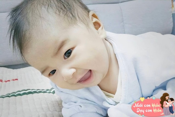 4 tháng đầu đời, trẻ sẽ rèn được kỹ năng ngóc đầu lên.