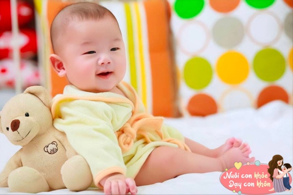 Trẻ sẽ biết ngồi từ tháng thứ 6 đến tháng thứ 8.