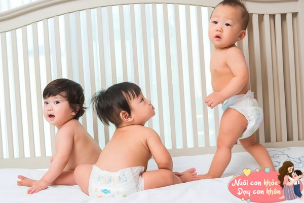 Từ 9-10 tháng tuổi, trẻ sẽ có khả năng tập đứng.