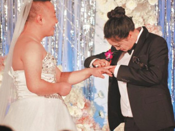 Chú rể mặc váy cưới đi vào sân khấu khiến quan khách sốc nặng, biết nguyên nhân đằng sau không ít người ghen tỵ với cô dâu