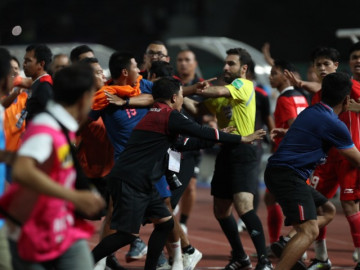 U22 Indonesia và U22 Thái Lan loạn đả, lãnh mưa thẻ đỏ ở chung kết SEA Games 32