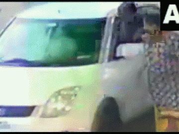 Clip: Người đàn ông nhoài người khỏi ô tô giật dây chuyền và cái kết