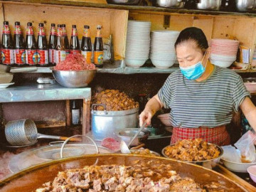 Quán ăn độc đáo với nồi nước dùng được nấu liên tục trong hơn 50 năm ở Thái Lan