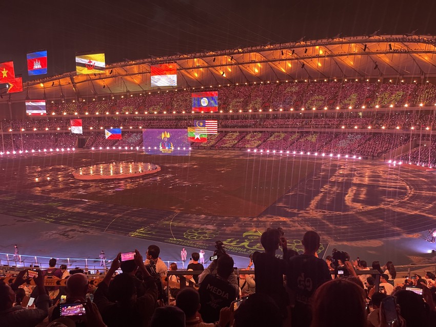 Hình ảnh lễ bế mạc SEA Games 32 lung linh giữa trời đêm.