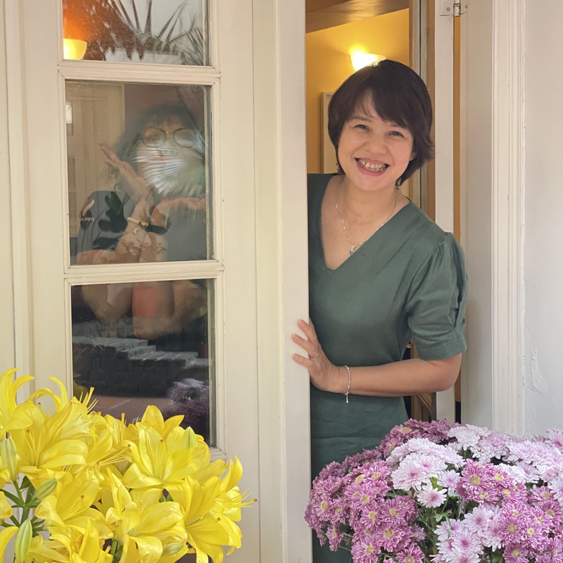 Bên cạnh công việc, Diễm Quỳnh cũng thường xuyên chia sẻ những hình ảnh đời thường trên mạng xã hội. Nhiều bạn bè nhận thấy một trong những sở thích của nữ MC đình đám là cắm hoa.
