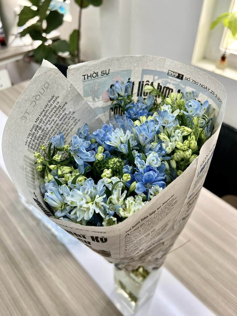 Được một người em thân thiết tặng loài hoa xanh xinh xắn, Diễm Quỳnh cảm thấy thật xanh tươi, an lành và nhẹ nhõm. Nữ MC cho hay: "Hoa tên là Blue Delphinium hơi khó nhớ".
