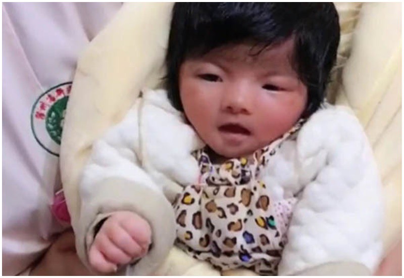 Một em bé ở Trung Quốc đã khiến mọi người kinh ngạc khi ngay từ lúc chào đời em đã có mái tóc rất đen, dài và dày, thậm chí còn rậm hơn tóc người mẹ. 
