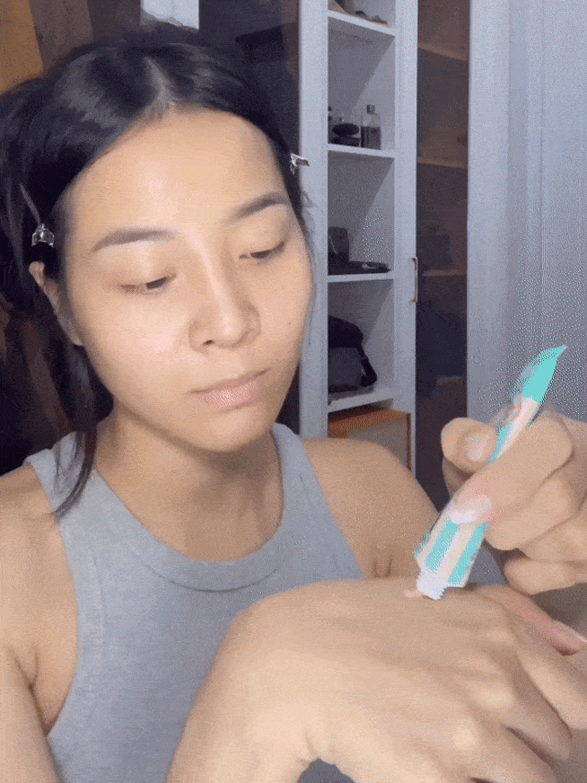 Nữ diễn viên thực hiện bước kem lót ở những vùng da thường khô như quanh mắt. Cô tiến tới bước dùng kem che khuyết điểm cho các vùng da sẫm màu như bọng mắt, khóe mũi. Người đẹp dùng cọ nhỏ để tán kem song chị em vẫn có thể sử dụng mút ẩm để tán.