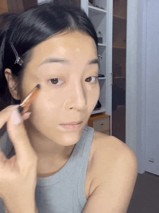 Với làn da ít khuyết điểm, nàng hoàn toàn có thể thực hiện theo tips make-up này. Chú trọng skincare hay hạn chế mỹ phẩm, đồ trang điểm lên mặt cũng là cách hay để bảo tồn nhan sắc với thời gian. 