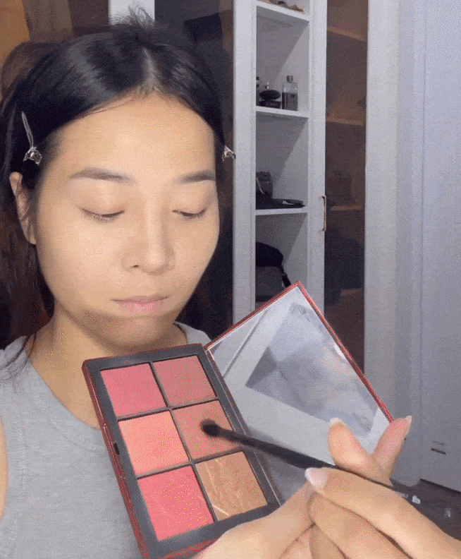 Vùng mắt vốn dĩ là nơi thực hiện nhiều layer nhất nên chị em cần tập trung dưỡng ẩm và tạo lớp base chắc chắn. Karen sử dụng bảng mắt với những tông màu sáng và có nhũ nhỏ, mịn để tán. Đánh mắt không khó nếu bạn tìm được sản phẩm chất lượng, có độ bám dính cao.