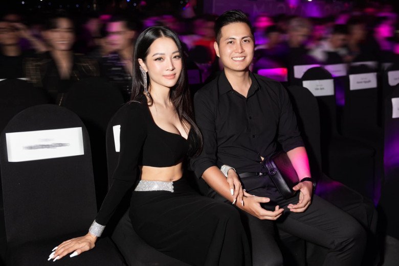 Karen có một làn da xịn sò. Điều đó được kiểm chứng qua cả những hình ảnh mộc mạc lẫn trang điểm.