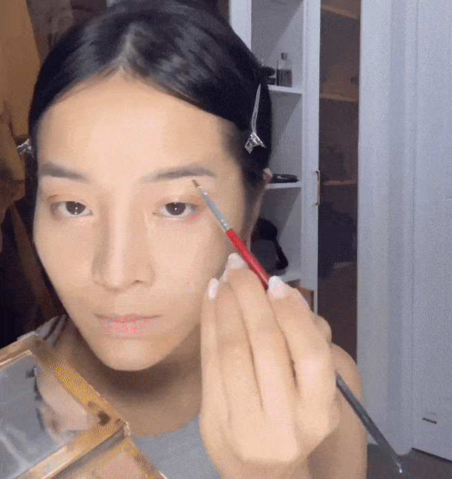 Riêng phần chân mày, người đẹp thực hiện khá đơn giản. Cô dùng cọ dẹt chấm vào phần phấn nhũ đậm màu và chỉ tô dặm ở những nơi bị khuyết, lẹm chân mày để cân đối 2 bên.