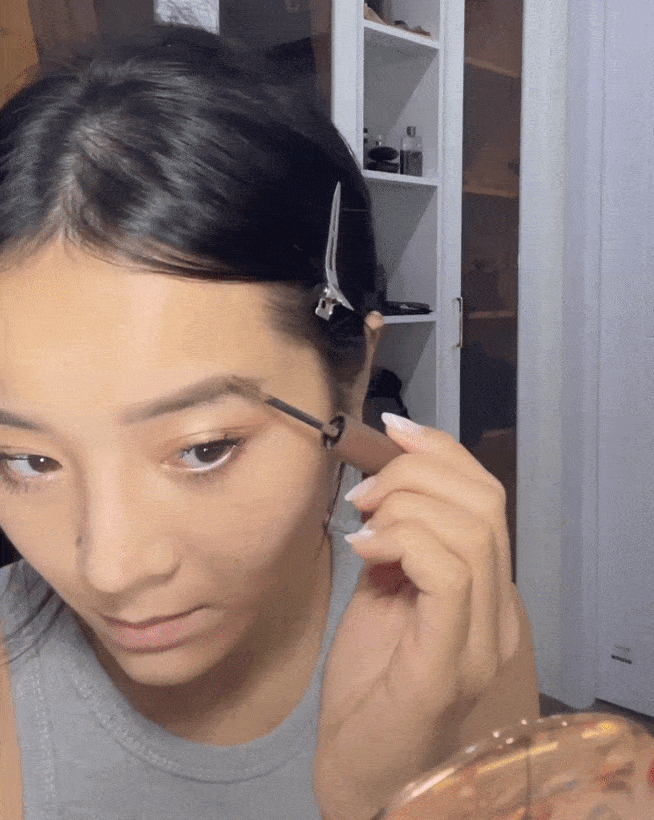 Để cho đôi mắt được cao và sáng, không thể thiếu bước chuốt gel chân mày. Ít chị em để ý tới điểm này.