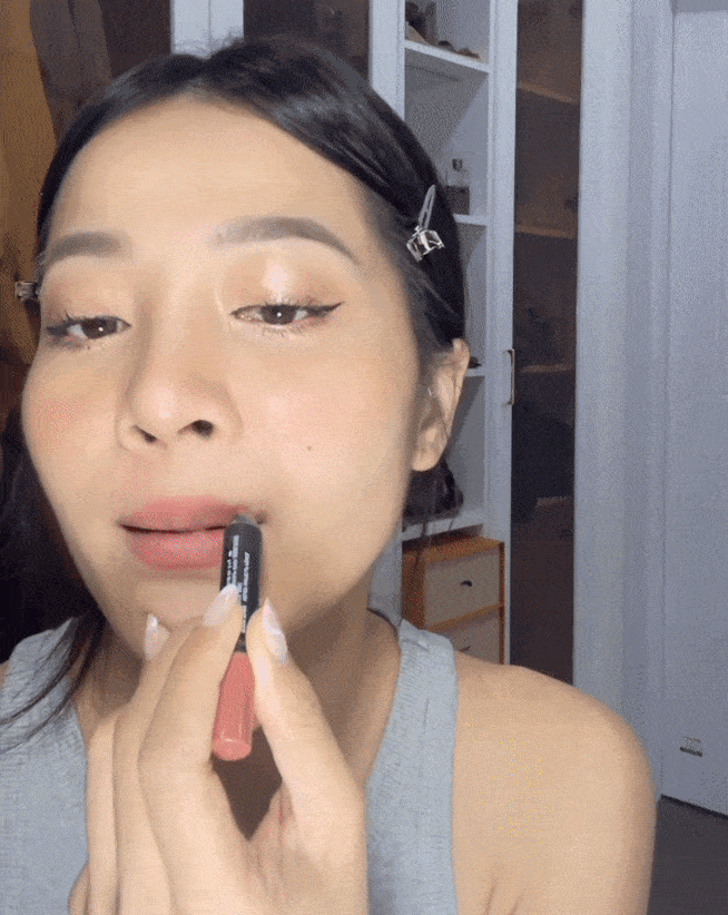 Chỉ tính riêng phần môi, cô thực hiện đánh tới 3 bước. Tuy nhiên, bước nào cũng cần thiết và có công dụng đặc biệt. Người đẹp kẻ viền môi trước và sau đó mới đánh son lòng. Cô không quên ăn gian tuổi xuân với 1 lớp son dưỡng bóng nhẹ ở lòng môi.