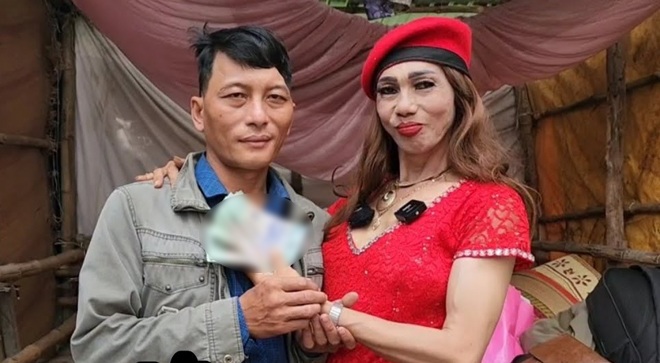 Không ít mạnh thường quân đã gửi tiền cho cô Kalin với hi vọng có thể chữa trị bệnh cho anh Hoàng Anh và cải thiện cuộc sống.