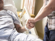 Bà bầu - Phút lâm chung, mẹ vợ kéo tay con rể cho 50 ngàn để dưới gối, 1 năm sau tôi giàu nứt đố đổ vách 