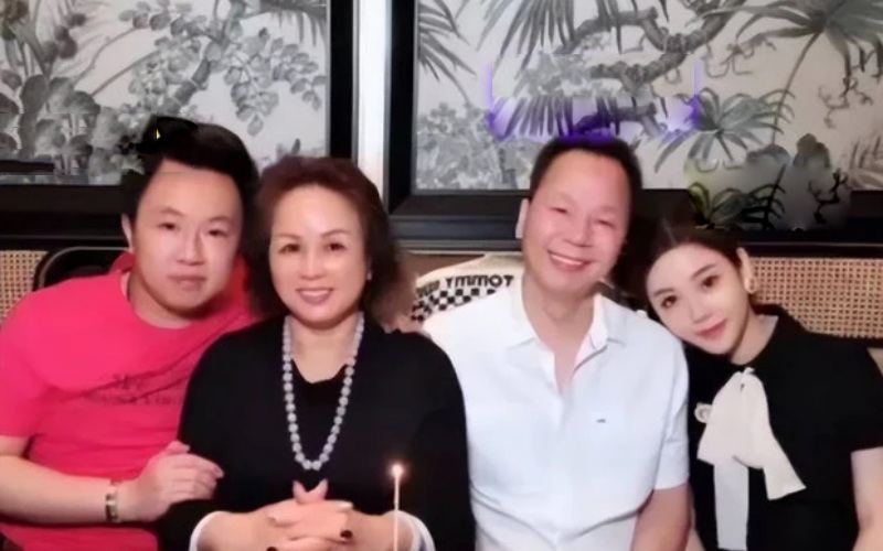 Mới đây, Chris - chồng của nữ người mẫu Thái Thiên Phượng đã tham gia buổi phỏng vấn độc quyền với phóng viên báo chí. Vị doanh nhân này đã nói về những tin đồn xoay quanh gia đình cũng như cái chết của vợ sau khi cô bị sát hại.
