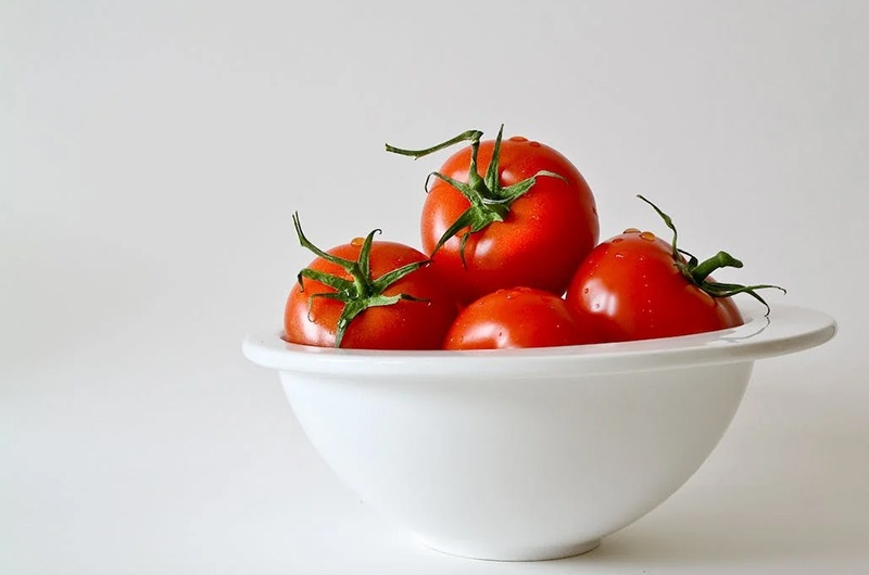 Cà chua giàu vitamin A và lycopene, là nguồn cung cấp chất chống oxy hóa mạnh, cũng là một siêu thực phẩm giàu dinh dưỡng, giúp giảm cân, kiểm soát lượng đường, tăng cường sức khỏe tim mạch, ngăn ngừa ung thư tuyến tiền liệt ở nam giới. 

