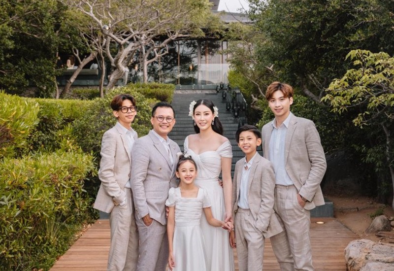 Nàng hậu kết hôn với vị đại gia nức tiếng doanh nhân Huỳnh Trung Nam và có 3 con chung. Hiện cô cho các con cuộc sống của giới quý tộc nhà giàu nhất nhì Việt Nam và vươn tầm thế giới.
