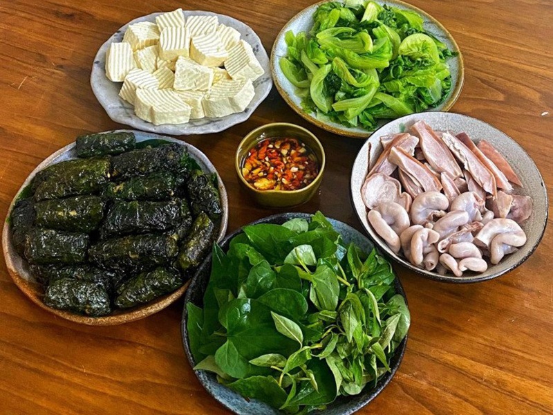 Một bữa ăn mùa hè khác thanh mát nhà chị Huyền: Lòng lợn luộc, chả lá lốt, đậu phụ luộc, búp cải luộc.
