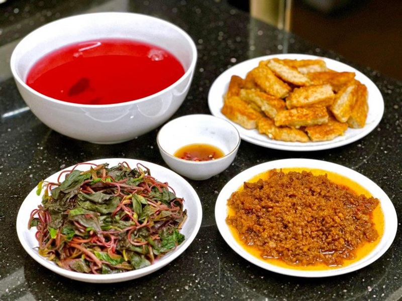 Chị Huyền Trang (Quảng Ninh) cũng có những bữa cơm hè đơn giản nhưng ngon miệng. Như bữa này chỉ có các món: Chả cốm rán, thịt băm rang, rau dền luộc.

