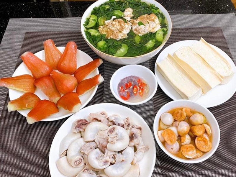 Bữa này của chị Trang cũng sẽ làm rất nhanh: Đậu phụ luộc, canh cua đồng nấu mồng tơi mướp, lòng tràng lợn luộc, cà muối, quả roi tráng miệng.
