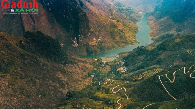 Đây là cung đèo ở Hà Giang nổi tiếng với địa hình hiểm trở, một bên là vách núi dựng đứng, một bên là vực sâu thăm thẳm.