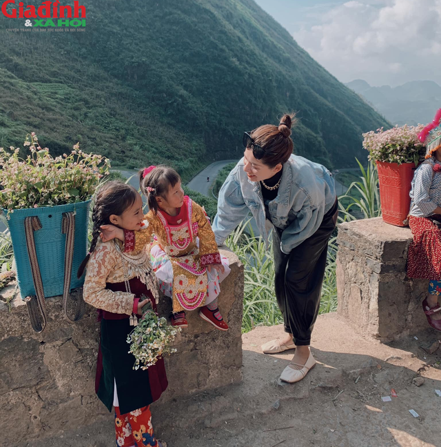 Nét đẹp hồn nhiên của trẻ em vùng cao Hà Giang khiến du khách động lòng