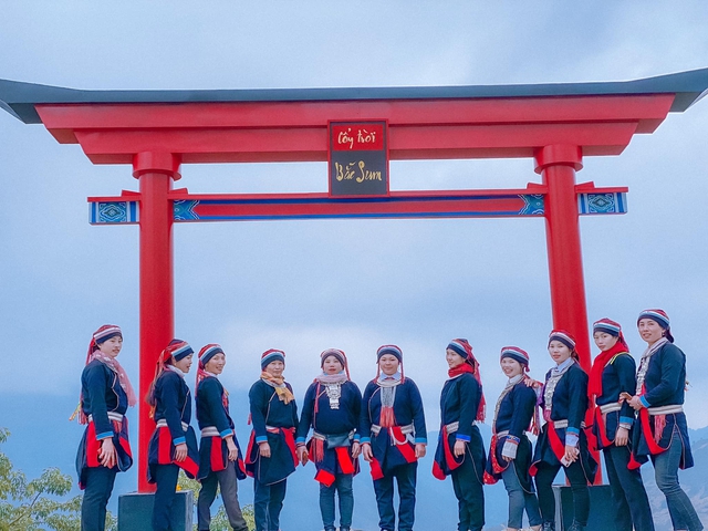 Du khách có thể kết hơp khám phá những cung đèo ở Hà Giang và cổng trời Bắc Sum ở Hà Giang (Ảnh:St)