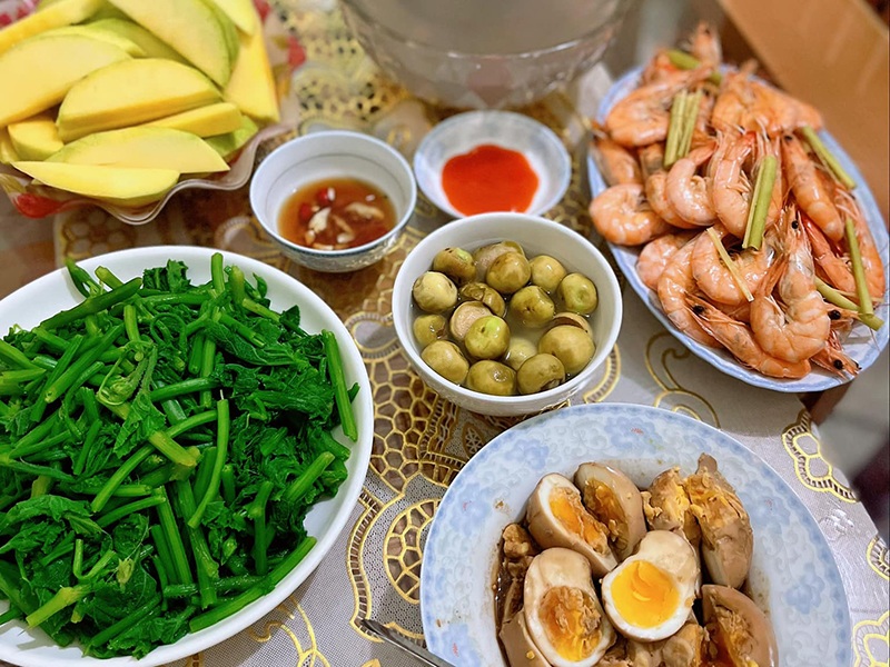 Tiếp tục một bữa cơm hè khác nhà chị Thu: Tôm hấp sả, rau bí luộc, trứng kho tương, cà muối.
