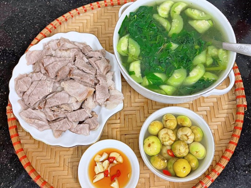 Một bữa cơm hè đơn giản khác của chị Hoài Thu: Canh mồng tơi nấu mướp, thịt lợn luộc, cà muối.
