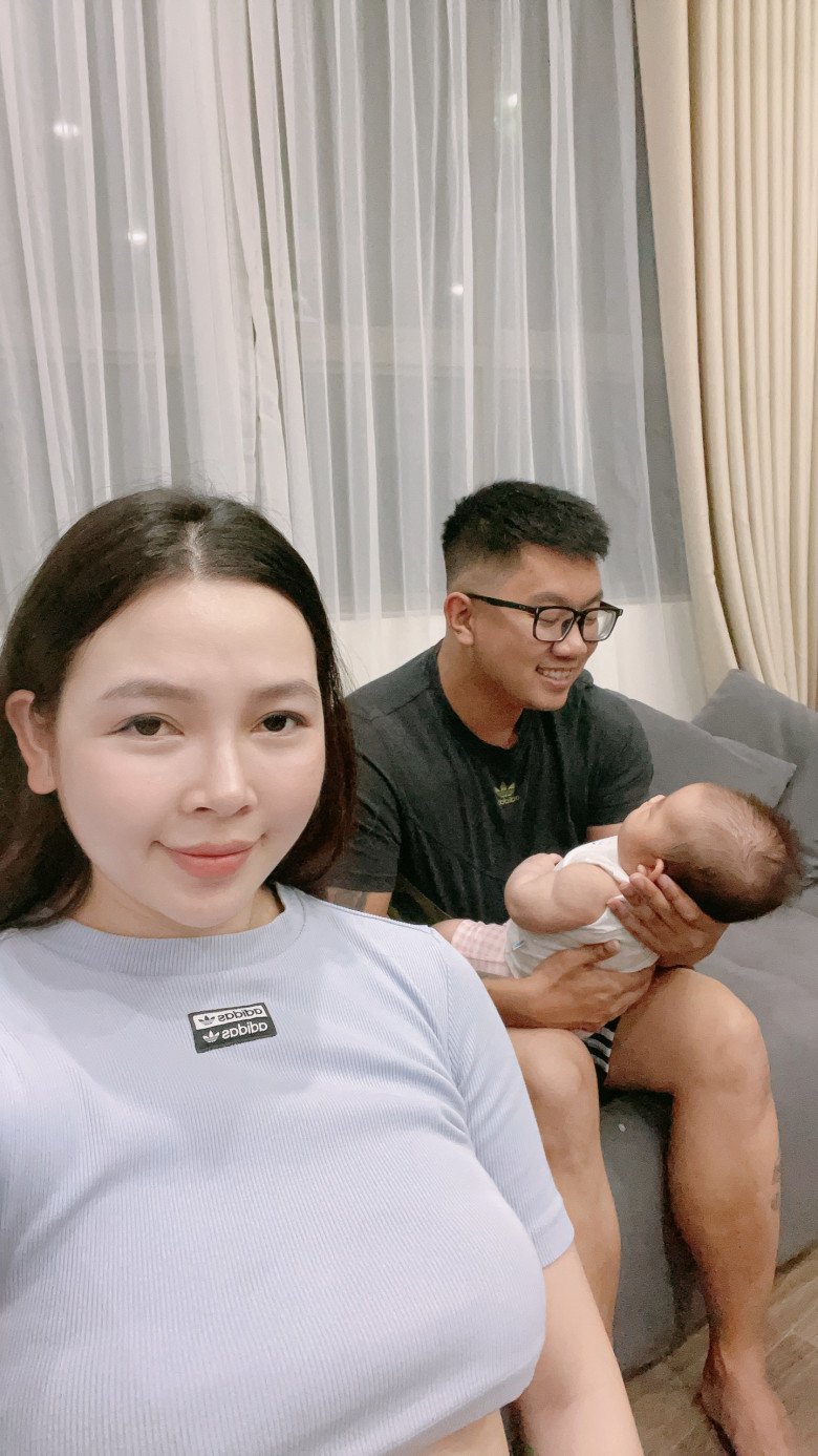 Con 3 tháng tuổi, mẹ bỉm đã bắt đầu tập gym nhẹ nhàng, vừa tập vừa thăm dò sức khoẻ. (Ảnh: NVCC)