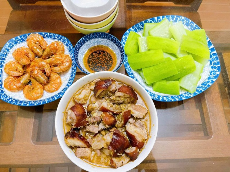 Một bữa khác nhà chị Phương gồm các món: Móng giò giả cầy, tôm rang, bầu luộc.

