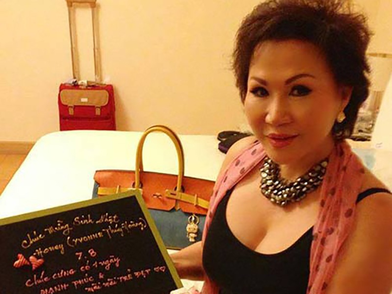 Sau khi thành danh ở Mỹ, Yvonne Thúy Hoàng mở rộng việc kinh ở Việt Nam và có nhiều bạn bè trong trong giới doanh nhân và showbiz TPHCM.
