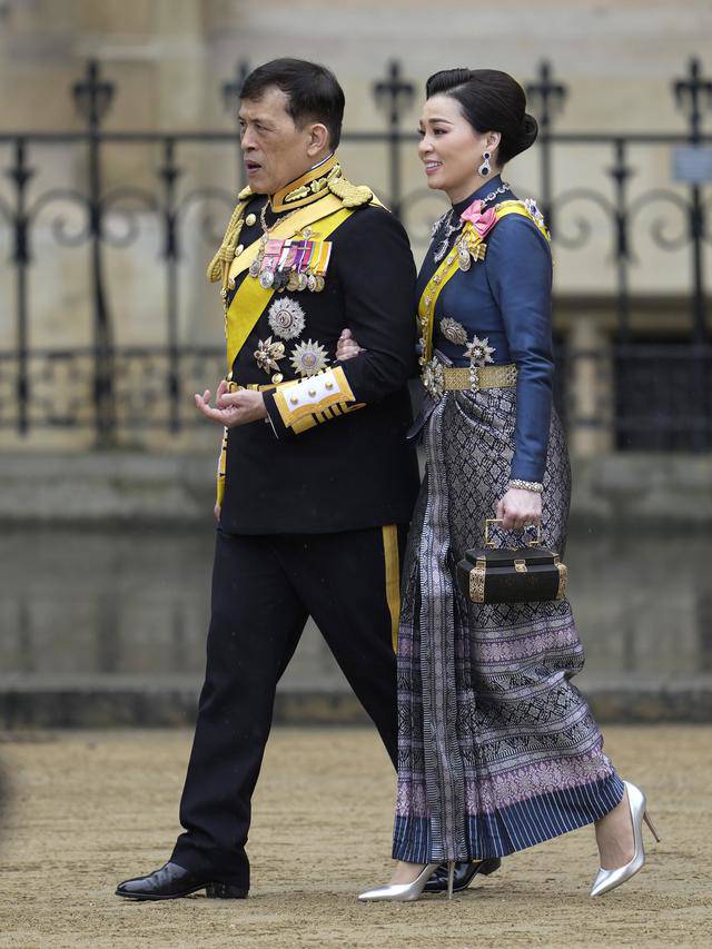 Chồng có cả hội vợ bé nhưng Hoàng hậu Thái Lan U50 vẫn nổi nhất, mặt hoa da phấn, dáng amp;#34;thắt đáy lưng ongamp;#34; - 11