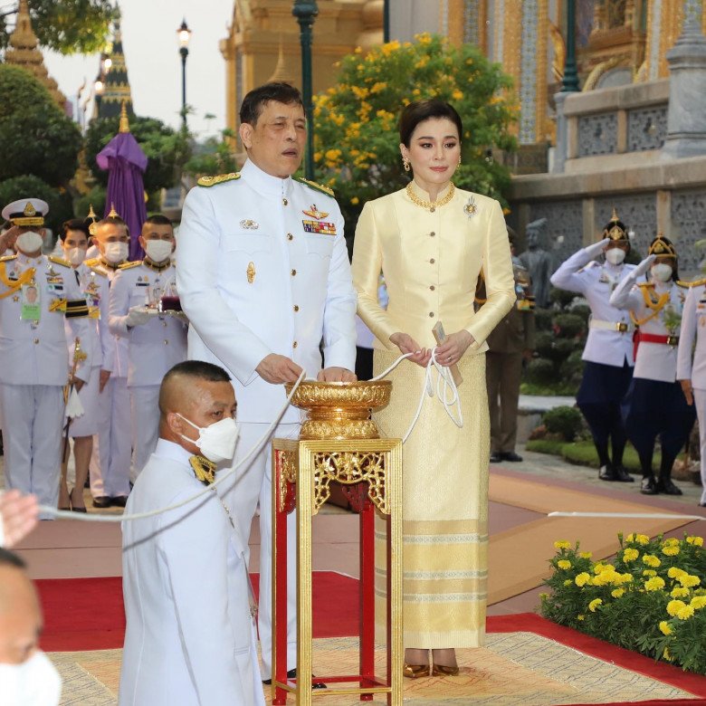 Chồng có cả hội vợ bé nhưng Hoàng hậu Thái Lan U50 vẫn nổi nhất, mặt hoa da phấn, dáng amp;#34;thắt đáy lưng ongamp;#34; - 15