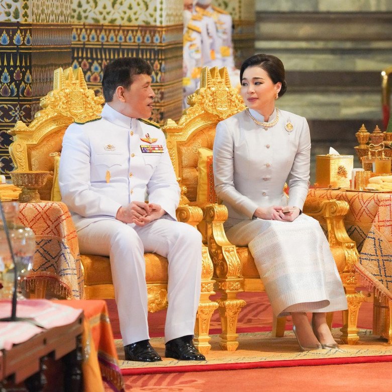 Chồng có cả hội vợ bé nhưng Hoàng hậu Thái Lan U50 vẫn nổi nhất, mặt hoa da phấn, dáng amp;#34;thắt đáy lưng ongamp;#34; - 1