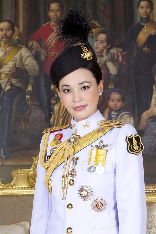 Chồng có cả hội vợ bé nhưng Hoàng hậu Thái Lan U50 vẫn nổi nhất, mặt hoa da phấn, dáng amp;#34;thắt đáy lưng ongamp;#34; - 4