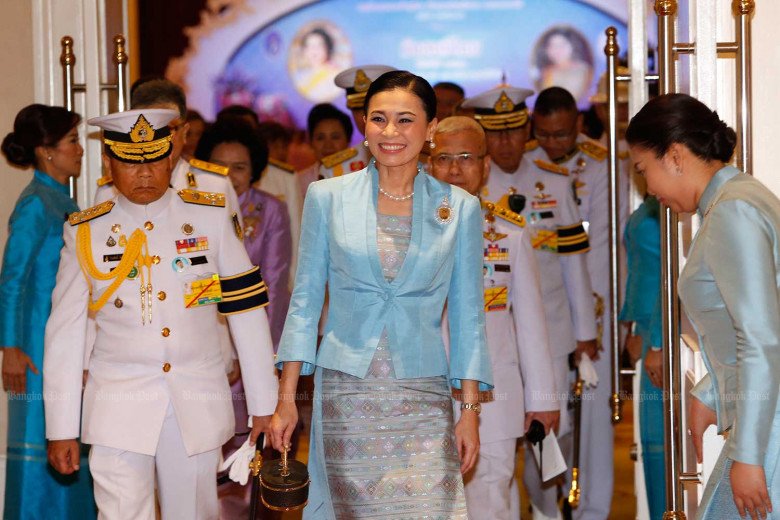 Chồng có cả hội vợ bé nhưng Hoàng hậu Thái Lan U50 vẫn nổi nhất, mặt hoa da phấn, dáng amp;#34;thắt đáy lưng ongamp;#34; - 6