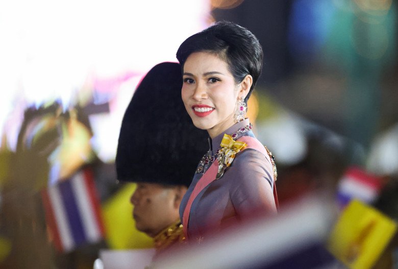 Chồng có cả hội vợ bé nhưng Hoàng hậu Thái Lan U50 vẫn nổi nhất, mặt hoa da phấn, dáng amp;#34;thắt đáy lưng ongamp;#34; - 5