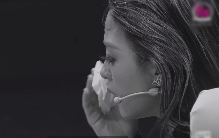 Cô liên tục khóc khi kể lại mối tình đầy day dứt của mình.