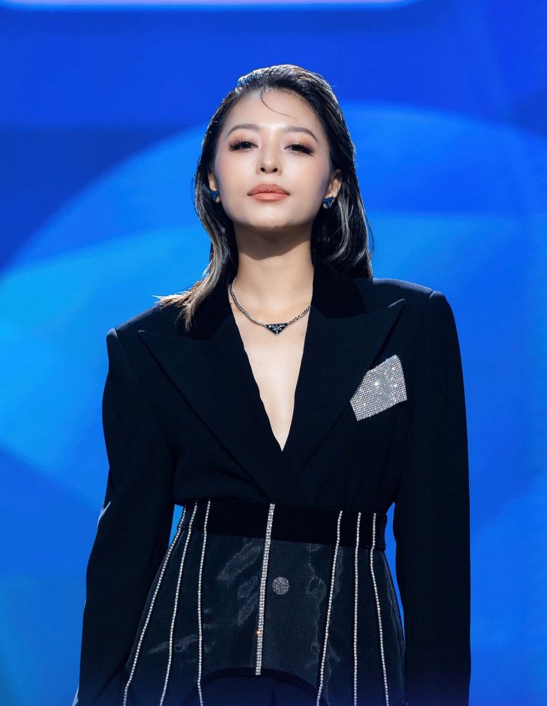 Vẻ ngoài hiện đại, cá tính của nữ chính làm mọi người trầm trồ.