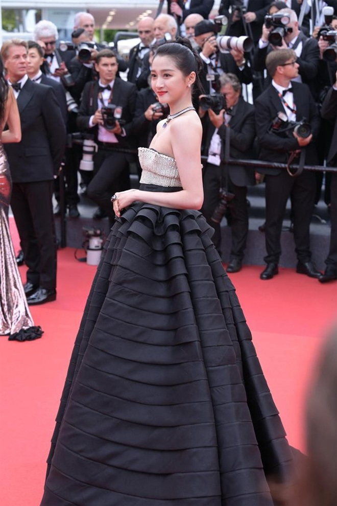 Quan Hiểu Đồng ăn diện đến Cannes nhưng mờ nhạt, không được ai chú ý đến.