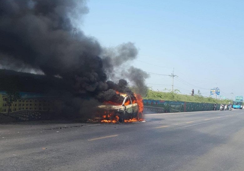 Chiếc xe bốc cháy ngùn ngụt giữa trưa nắng. (Ảnh: Zing)