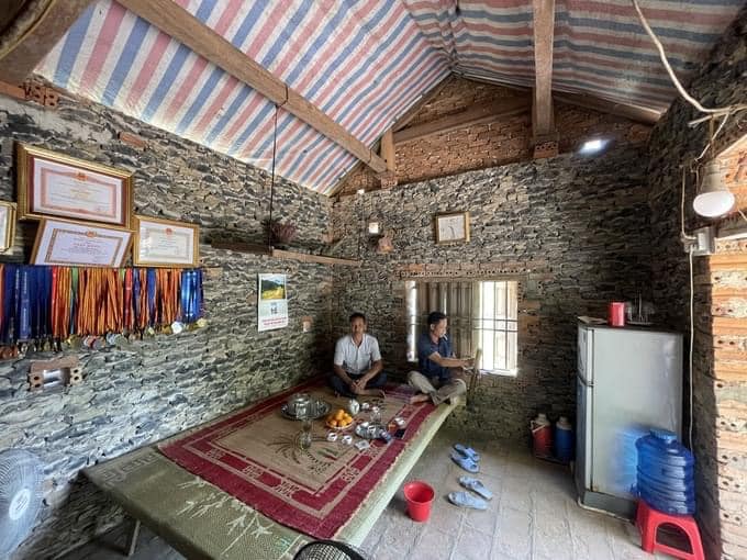 Lớp lót bạt trên mái nhà.