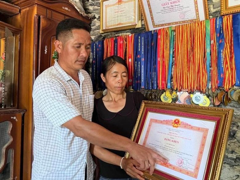 Bố mẹ Duyên và những thành tích mà cô nàng đạt được.