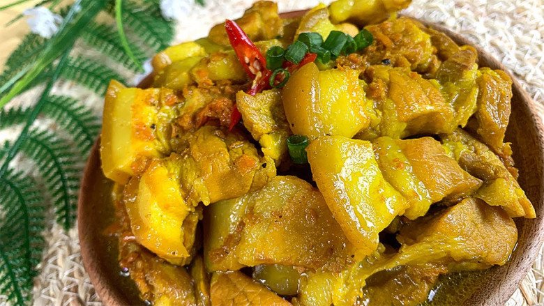 Người phụ nữ cho nghệ vào mọi món ăn chính hàng ngày và còn dùng nghệ như món ăn vặt. (Ảnh minh họa)