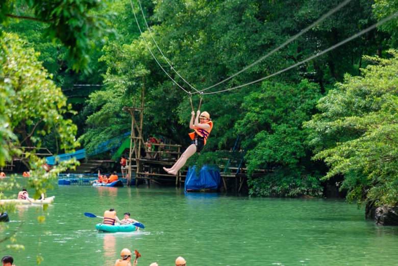 Học sinh Trại hè VAS được khám phá thiên nhiên, giao lưu văn hóa và tham gia nhiều hoạt động phát triển kỹ năng tại các chương trình teambuilding và dã ngoại thực hành.