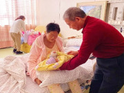 Làm mẹ - Mẹ chồng U60 thông báo sinh con thứ 3, bố chồng tất bật vào viện, nhìn đứa trẻ liền nói ly hôn