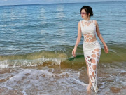 Thời trang - MC thấp nhất VTV cao tay mặc váy đục lỗ, dáng độc lạ ít người dám thử